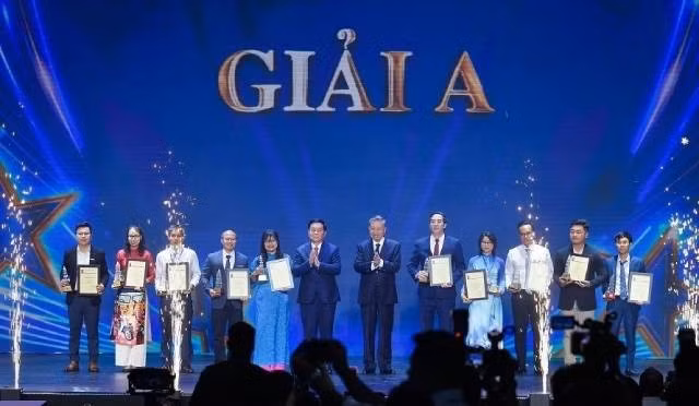 De nombreuses femmes journalistes ont reçu le Prix national de la presse, 18e édition. Photo: VOV