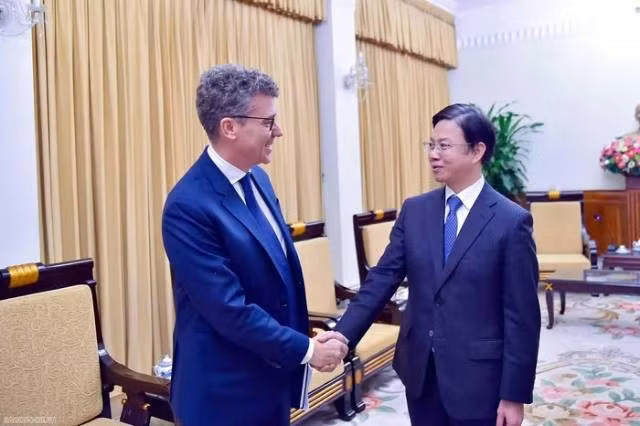 Le vice-ministre des Affaires étrangères Ngo Le Van (à droite), président de la Commission nationale vietnamienne pour l’UNESCO, a reçu M. Jonathan Wallace Baker, chef du Bureau de représentation de l’UNESCO au Vietnam. Photo : baoquocte.vn