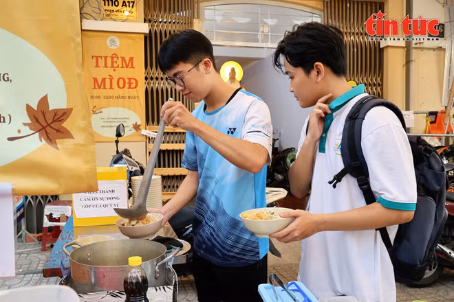 Deux étudiants dans le restaurant en libre-service. Photo : VNA.