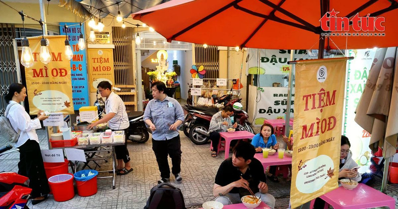 Le restaurant géré par le club « Tâm tu tai » (Esprit Calme) offre des bols de nouilles végétaliennes gratuits aux étudiants et aux travailleurs. Photo : VNA.