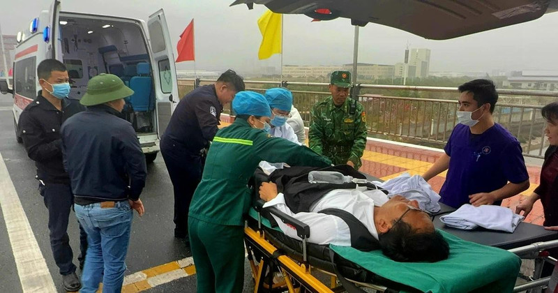 Les gardes-frontières vietnamiens et chinois coordonnent leurs efforts pour ouvrir une voie verte pour les ambulances transportant des patients chinois. Photo : VNA.