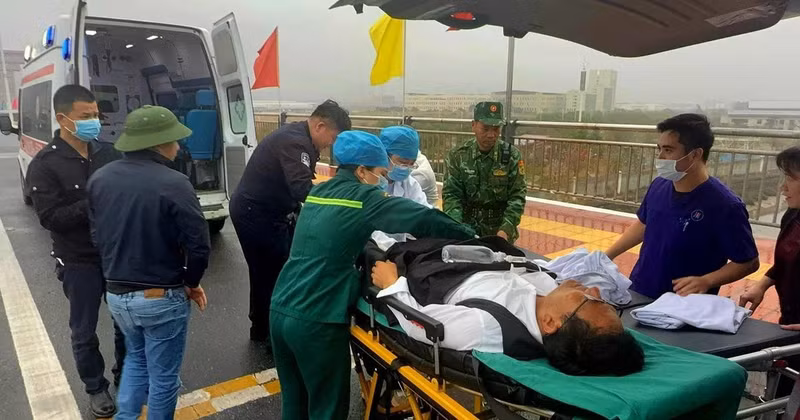 Les gardes-frontières vietnamiens et chinois coordonnent leurs efforts pour ouvrir une voie verte pour les ambulances transportant des patients chinois. Photo : VNA.