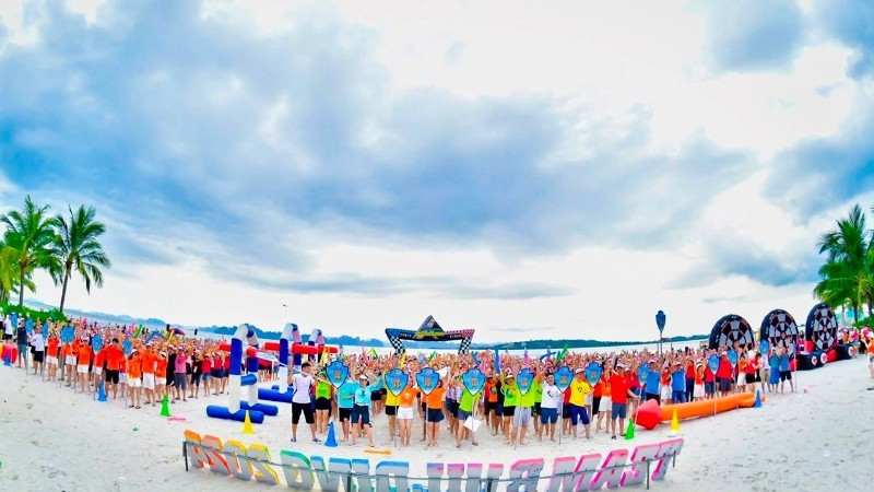 Activité de team-building sur la plage d’un groupe de touristes MICE à Ha Long, dans la province de Quang Ninh. Photo : nhandan.vn