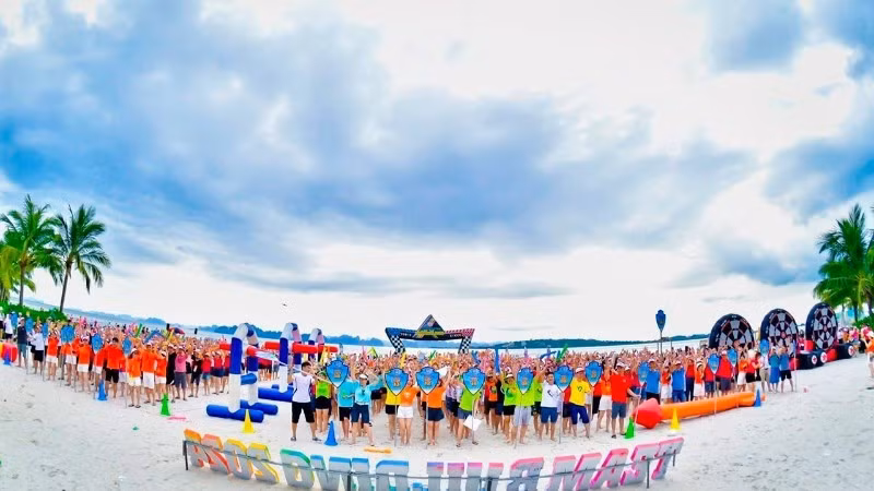 Activité de team-building sur la plage d’un groupe de touristes MICE à Ha Long, dans la province de Quang Ninh. Photo : nhandan.vn