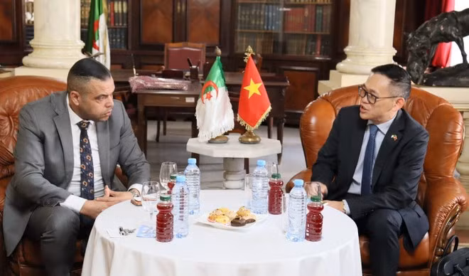 L’ambassadeur du Vietnam en Algérie, Tran Quoc Khanh (droite), et le directeur de la Chambre de commerce et d’industrie (CCI) d’Oran, Larbi Ahmed. Photo: VNA