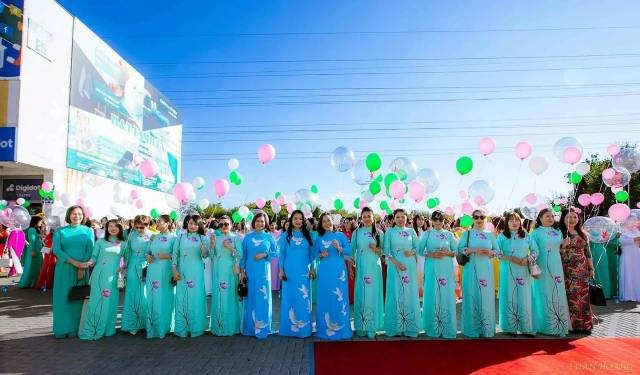 Des membres de l'Association des femmes vietnamiennes en République tchèque dans le cadre du programme « Parfum du Vietnam ». Photo fournie par Hoang Thuy Nga