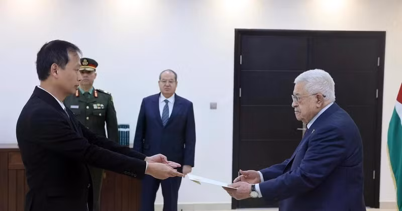 L’ambassadeur Nguyên Nam Duong présente ses lettres de créance au président palestinien Mahmoud Abbas, le 17 février. Photo : VNA.