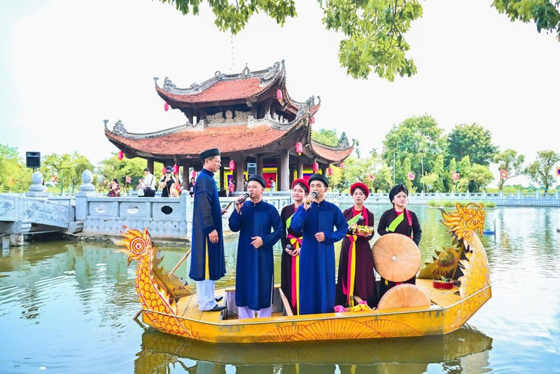Le Club de chant alterné Quan ho du temple de Do lors d’une représentation au pavillon sur l’eau du temple de Do, province de Bac Ninh. Photo : nhandan.vn