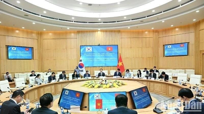 Lors de la 14e session du Comité mixte sur la coopération commerciale, industrielle et énergétique et la 8e session du Comité mixte sur la mise en œuvre de l'accord commercial Vietnam-R. de Corée tenue le 14 avril 2025 à Hanoï. Photo: VNA.