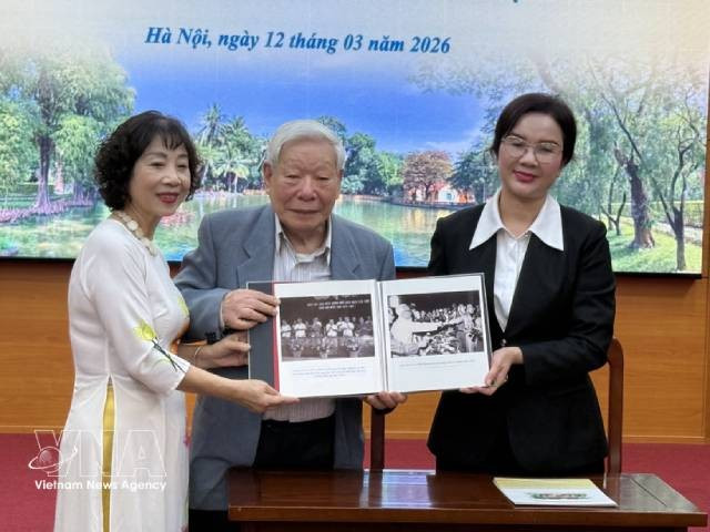 Des représentants de la famille de Trinh Hai offrent de précieuses photographies documentaires au site commémoratif du Président Ho Chi Minh au Palais présidentiel. Photo : VNA 