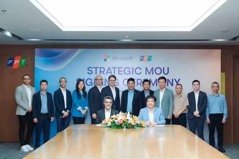 Les représentants de FPT et de Microsoft lors de la cérémonie de signature de l’accord de coopération visant à promouvoir l’IA et l’innovation en Asie, notamment dans l’ASEAN, au Japon et en R. de Corée.