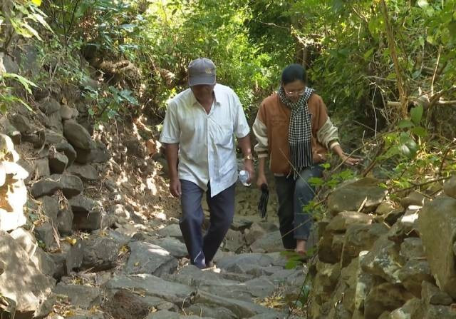 La route pavée, vieille de plusieurs siècles, témoigne du temps qui passe. Photo : VOV.