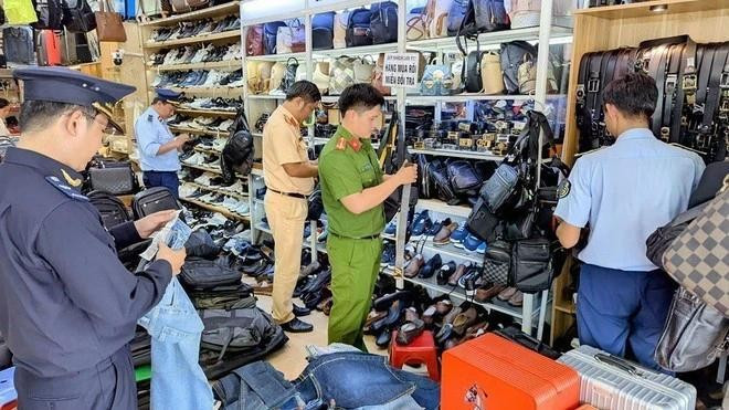 L'équipe interdisciplinaire de la province de An Giang a inspecté, découvert et saisi une grande quantité de marchandises d'origine inconnue dans un magasin du centre de la ville de Long Xuyên. Photo : VNA.