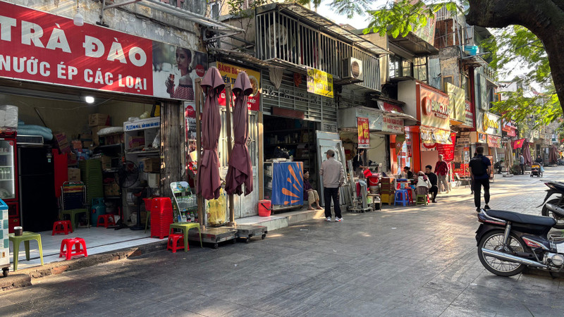 Les commerçants de la rue Ly Thuong Kiet respectaient strictement les réglementations concernant l’ordre sur les trottoirs et la chaussée. Photo: nhandan.vn
