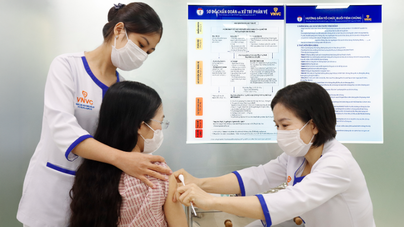 Un patient recevant le vaccin “4 en 1”. Photo : nhandan.vn