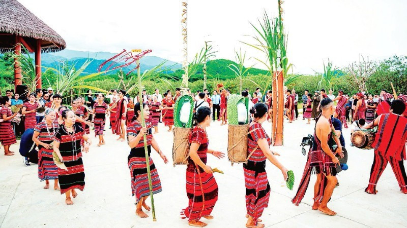 Reconstitution de la fête traditionnelle Aza, célébrant la nouvelle récolte de riz des ethnies Pa Cô et Ta Oi, à A Luoi. Photo: nhandan.vn