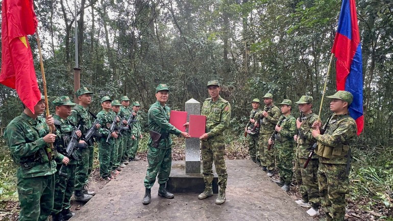 Les deux chefs d’équipe échangent le procès-verbal de la patrouille. Photo : nhandan.vn