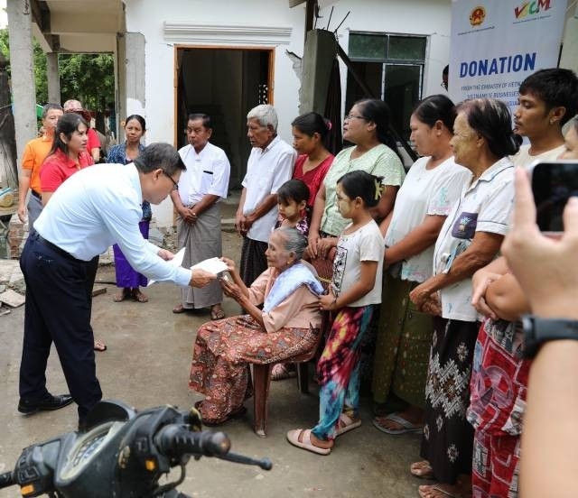 L’ambassadeur du Vietnam au Myanmar, Ly Quoc Tuan, remet le 25 juillet 2025 une aide aux moyens de subsistance aux sinistrés du séisme au Myanmar. Photo : Ambassade du Vietnam au Myanmar.