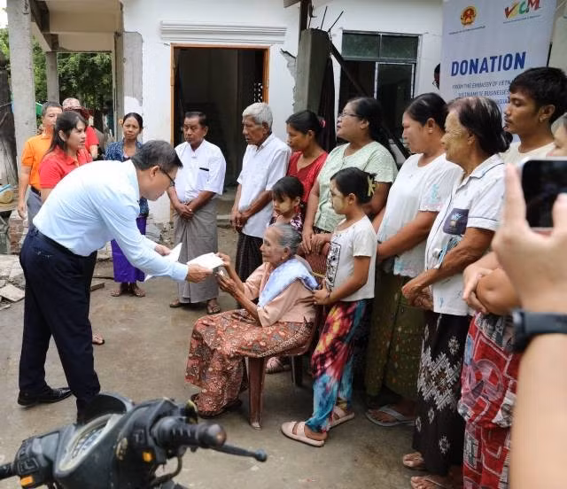 L’ambassadeur du Vietnam au Myanmar, Ly Quoc Tuan, remet le 25 juillet 2025 une aide aux moyens de subsistance aux sinistrés du séisme au Myanmar. Photo : Ambassade du Vietnam au Myanmar.