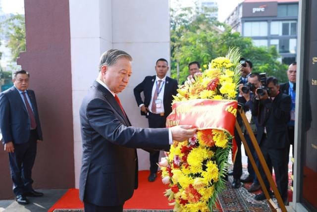 Le secrétaire général Tô Lâm dépose une gerbe au Monument de l’Indépendance, au Mémorial du roi Norodom Sihanouk, à Phnom Penh, le 6 février. Photo : VNA.