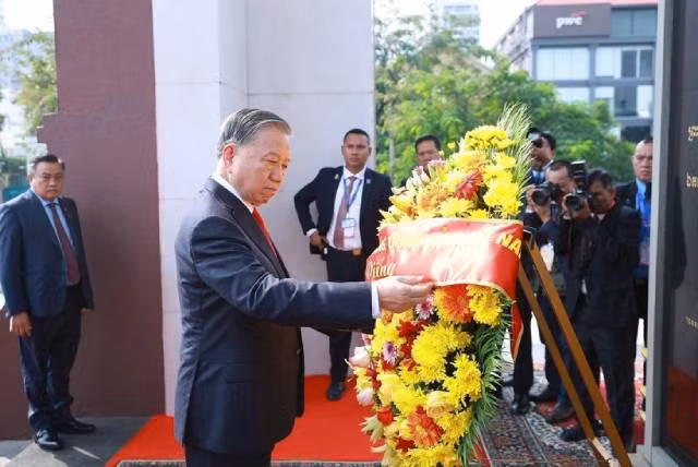 Le secrétaire général Tô Lâm dépose une gerbe au Monument de l’Indépendance, au Mémorial du roi Norodom Sihanouk, à Phnom Penh, le 6 février. Photo : VNA.