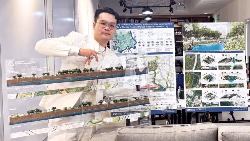 Dinh Thanh Thong pose à côté de son projet « Modèle intégré de l’eau et des infrastructures vertes et grises à Tam Phu, Thu Duc ». Photo : NVCC.