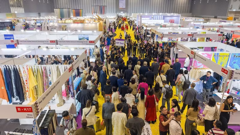 De nombreux visiteurs et partenaires internationaux découvrent des solutions technologiques et de nouveaux matériaux sur les stands dans le cadre de VIATT 2026. Photo : congthuong.vn