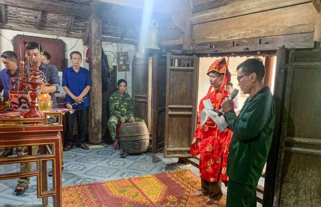 La cérémonie d’hommage aux ancêtres organisée lors de la pleine lune du premier mois lunaire dans une maison de culte lignager à Ha Tinh se déroule avec solennité, préservant les traditions familiales. Photo : daidoanket.vn