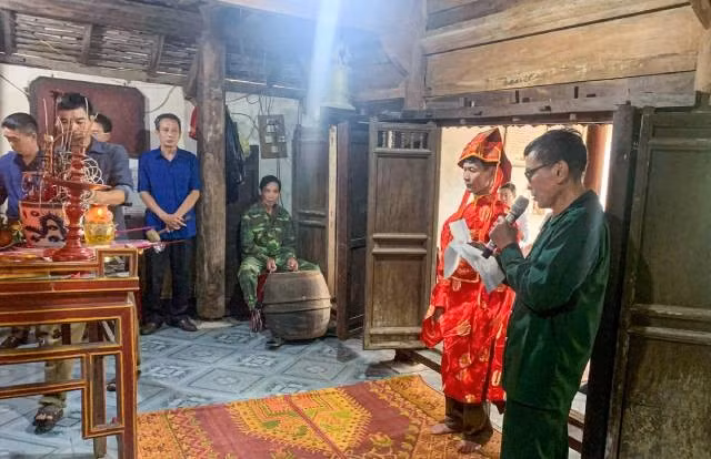 La cérémonie d’hommage aux ancêtres organisée lors de la pleine lune du premier mois lunaire dans une maison de culte lignager à Ha Tinh se déroule avec solennité, préservant les traditions familiales. Photo : daidoanket.vn