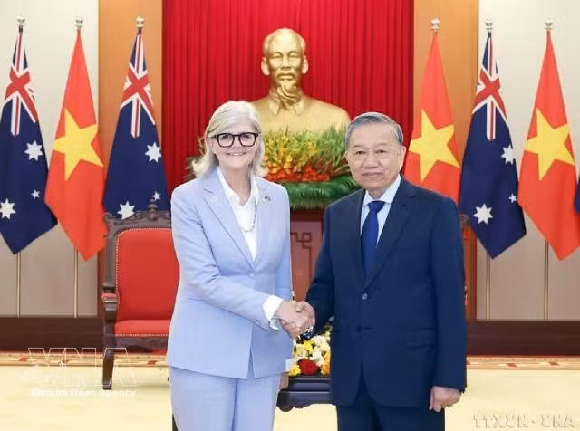 Le secrétaire général du Comité central du Parti communiste du Vietnam et président vietnamien, To Lam, et la gouverneure générale d’Australie, Sam Mostyn. Photo : VNA.