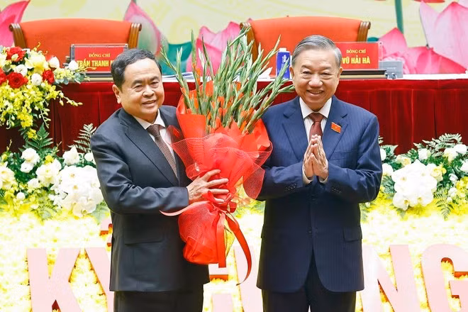 Le secrétaire général du Parti, Tô Lâm, félicite le président de l'Assemblée nationale, Trân thanh Mân. Photo: VNA