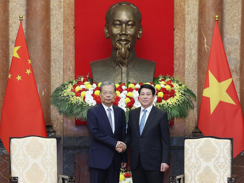 Le président Luong Cuong (à droite) serre la main du président de l’Assemblée populaire nationale de Chine, Zhao Leji, à Hanoi, le 1er septembre. Photo : VNA.