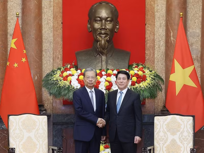 Le président Luong Cuong (à droite) serre la main du président de l’Assemblée populaire nationale de Chine, Zhao Leji, à Hanoi, le 1er septembre. Photo : VNA.