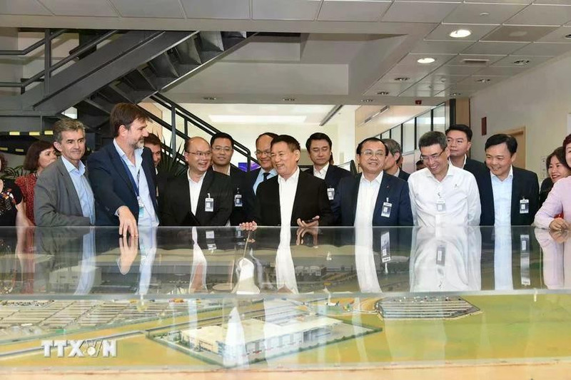 Le vice-Premier ministre Ho Duc Phoc à la tête d’une délégation vietnamienne visite l'usine Airbus à Séville, l'un des sites de production clés du groupe Airbus dans les secteurs de l'aviation et de la défense. Photo : VNA.
