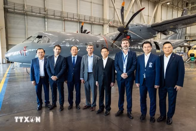 Ho Duc Phoc apprécie le rôle et le prestige d'Airbus sur le marché mondial de l'aviation, ainsi que la coopération étroite et efficace entre Airbus et ses partenaires vietnamiens, notamment Vietnam Airlines et Vietjet Air. Photo : VNA.