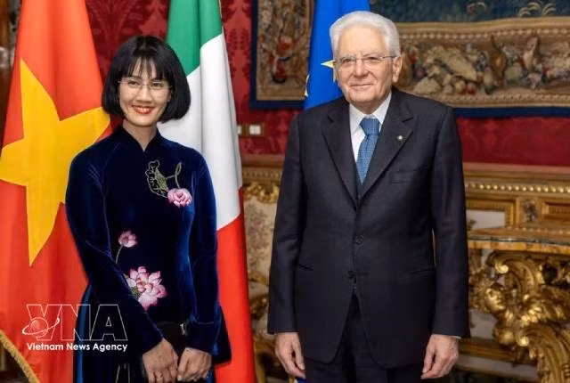L'ambassadrice du Vietnam, Nguyen Phuong Anh et le président italien Sergio Mattarella. Photo: VNA