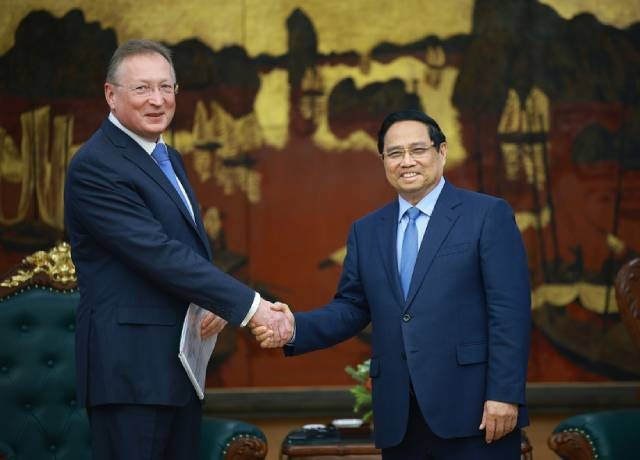 Le Premier ministre Pham Minh Chinh (à droite) et Sergei Kudryashov, directeur général de la société russe Zarubezhneft. Photo: VNA