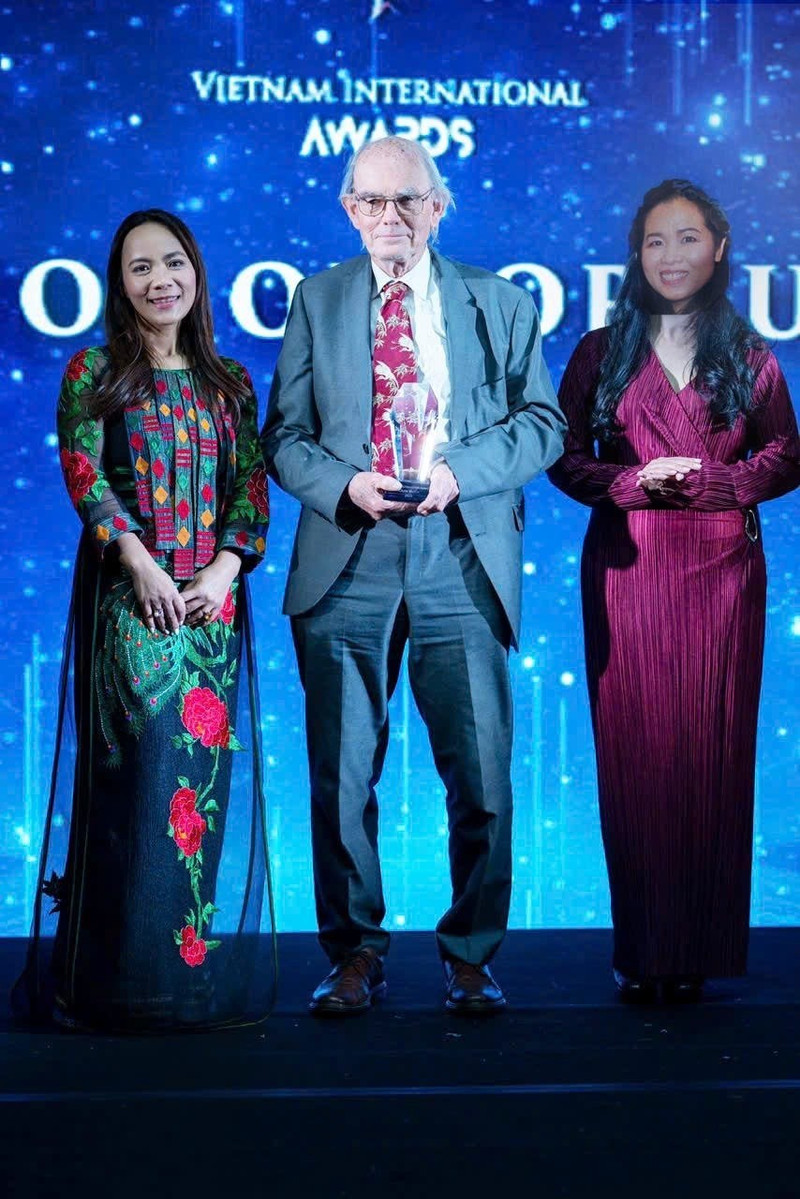 M. Chris Mullin a reçu le Prix pour l’ensemble de sa carrière lors des Vietnam International Awards 2025. Photo : Comité d’organisation