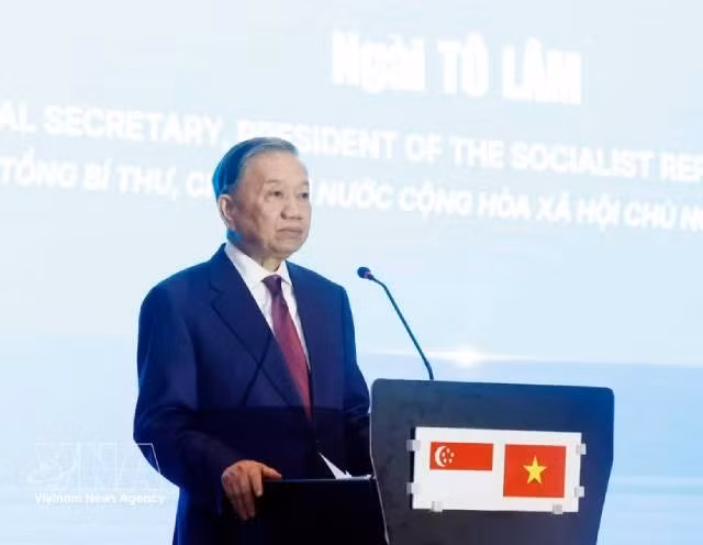 Le secrétaire général du Parti communiste et président vietnamien, Tô Lâm s'exprime au Forum de connexion technologique Vietnam-Singapour, placé sous le thème : « Du partenariat stratégique aux plateformes industrielles, d’innovation et de développement durable de nouvelle génération ». Photo : VNA