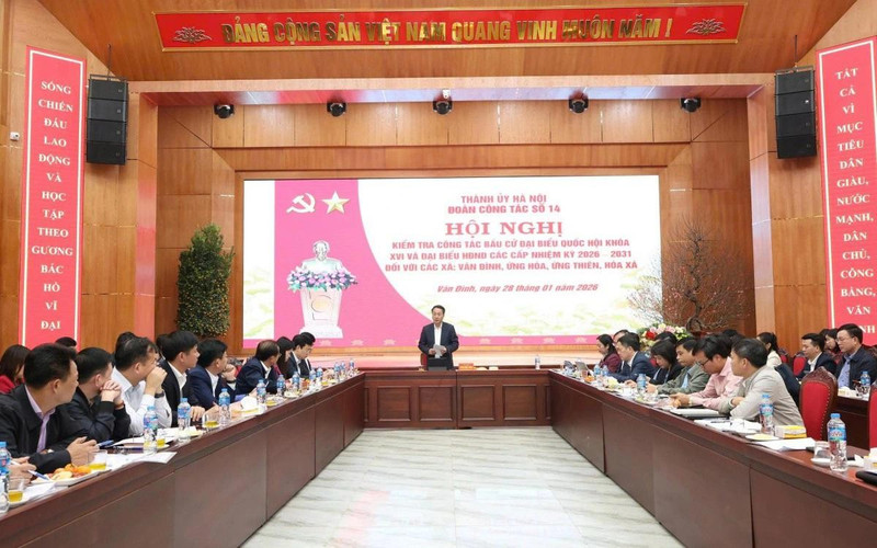 Une délégation du Comité du Parti de Hanoï inspecte des préparatifs électoraux dans les communes de Vân Dinh, Hoa Xa, Ung Hoa et Ung Thiên. Photo : hanoi.gov.vn