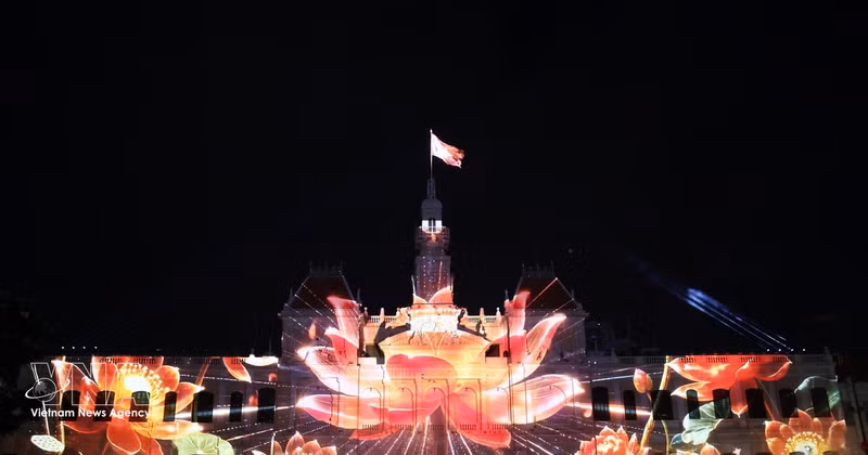 La fleur de lotus, symbole de la beauté et de l'identité culturelle vietnamiennes, est recréée en 3D sur la façade du siège du Comité populaire de Hô Chi Minh-Ville lors de la soirée d'inauguration. Photo : VNA.