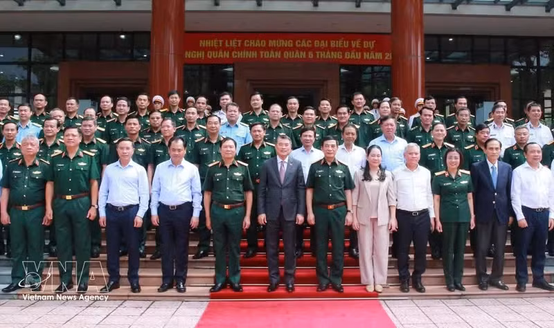 Le Premier ministre Lê Minh Hung pose avec les délégués lors de la conférence politico-militaire de l’armée, à Hanoi, le 2 juillet. Photo: VNA