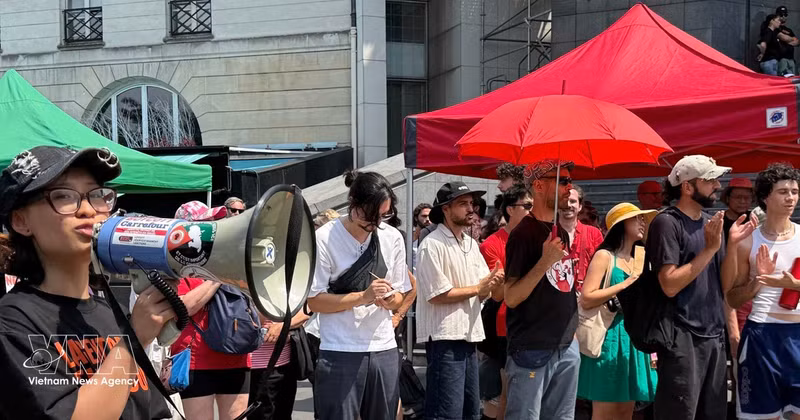 Des représentants d'organisations prennent la parole lors d'un rassemblement réclamant justice pour les victimes de l'agent orange, à la place de la Bastille à Paris, le 20 juin. Photo : VNA.