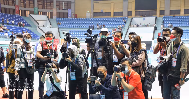 Des journalistes étrangers et vietnamiens couvrent un événement sportif au Gymnasium de la province de de Bac Giang. Photo : VNA.