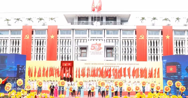 Programme artistique intitulé « Hô Chi Minh-Ville – Son nom brillera à jamais », retraçant le parcours de la ville au cours des cinq dernières décennies. Photo : VNA.