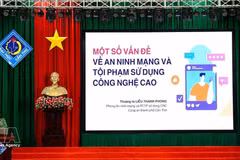 Un représentant du Département de la sécurité politique intérieure dispense des informations sur la cybersécurité aux étudiants de l'Université de Can Tho. Photo : VNA. 