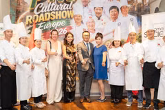 L’ambassadeur du Vietnam en Autriche, Vu Le Thai Hoang, et Gertrud Tauchhammer, rédactrice en chef du magazine SOCIETY, en compagnie d’artisans culinaires vietnamiens lors du Pho Cultural Road Show Europe 2026. Photo : SOCIETY.