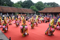 Des artistes interprètent le « nha nhac » (la musique de cour de Hue ) au Temple de la Littérature à l’occasion de la visite, le 26 mai 2025, du secrétaire général To Lam et de son épouse Ngo Phuong Ly, en compagnie du président français Emmanuel Macron et de son épouse Brigitte Macron. Photo : nhandan.vn