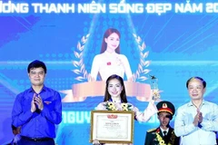 La chanteuse Hoa Minzy reçoit le Prix "Jeune vivant bellement" 2025. Photo : nhandan.vn