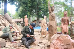 ​Les statues en bois des Mo Nam reproduisent principalement les activités de la vie quotidienne. Photo : VOV.